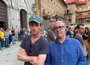 L'attore Eddie Redmayne incanta Siena: l’Oscar britannico tra i cavalli del Palio