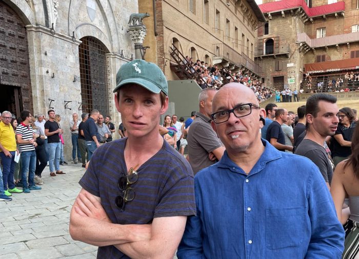 L'attore Eddie Redmayne incanta Siena: l’Oscar britannico tra i cavalli del Palio