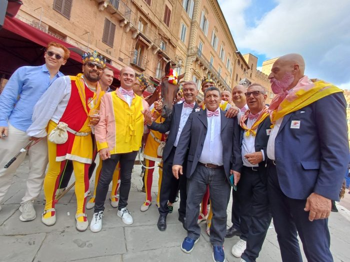 Palio di Siena: il corteo della vittoria del Valdimontone