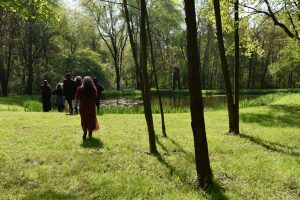 “Riti in cerchio di una tribù ambulante”: nove giovani artisti e artiste protagonisti a Casole d’Elsa per una residenza tra arte, comunità e paesaggio