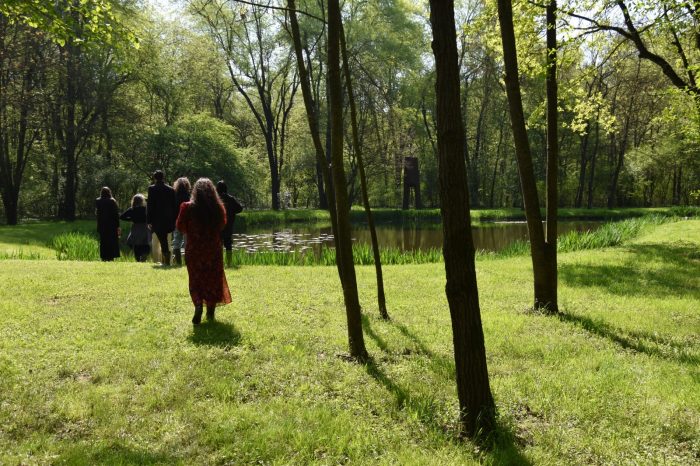 “Riti in cerchio di una tribù ambulante”: nove giovani artisti e artiste protagonisti a Casole d’Elsa per una residenza tra arte, comunità e paesaggio