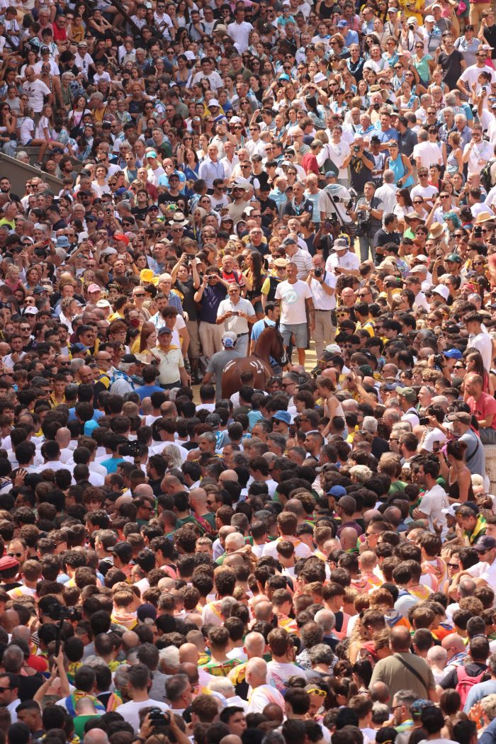 Palio di Siena 16 agosto 2025, il valzer delle monte in tempo reale