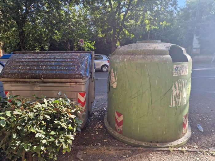 Sporcizia e degrado nella zona di Viale Vittorio Emanuele a Siena
