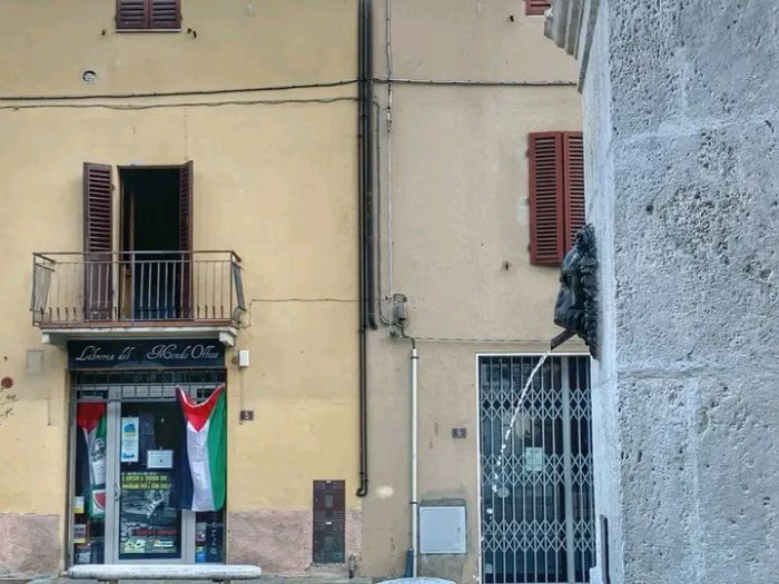 Castelnuovo Berardenga, strappata la bandiera della Palestina fuori dalla Libreria del Mondo Offeso