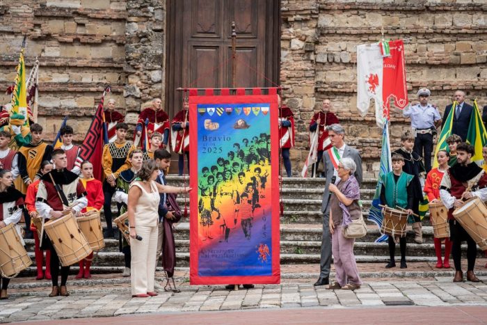 Montepulciano, un Drappo di storia e speranza: Il Panno del Brav&igrave;o 2025 celebra la Liberazione