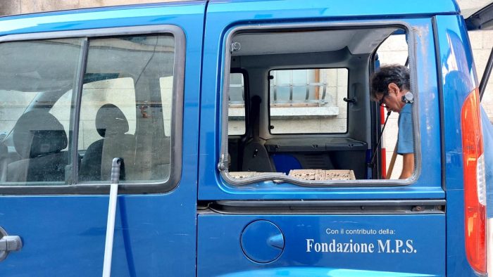 Siena, è stata la coppiola di un cavallo a frantumare i vetri del mezzo del Gruppo Volontariato Vincenziano