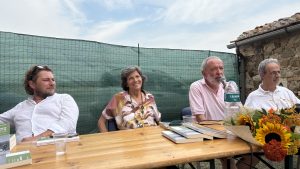 Val d'Orcia, “Io cammino con te”: Diva Orfei racconta la sua terra tra identità, memoria e futuro