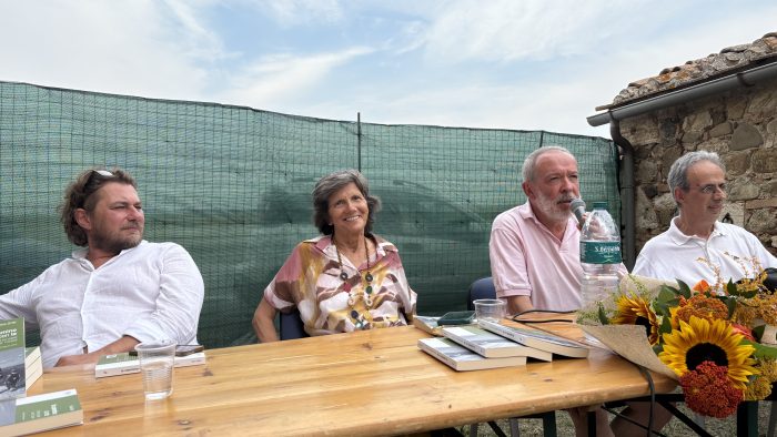 Val d'Orcia, “Io cammino con te”: Diva Orfei racconta la sua terra tra identità, memoria e futuro