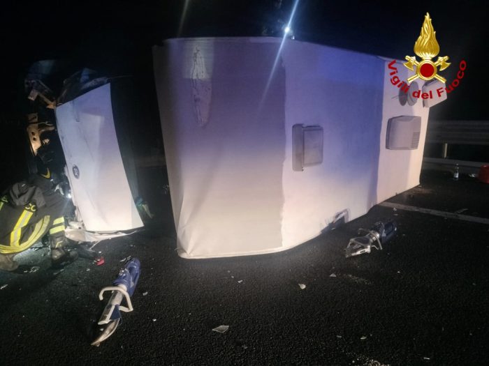 Incidente nella notte sull'A1, coinvolti un'auto e un camper. Due feriti trasportati alle Scotte