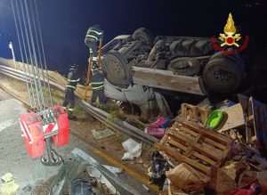 Autoarticolato si ribalta sulla Siena-Grosseto, ferito il conducente