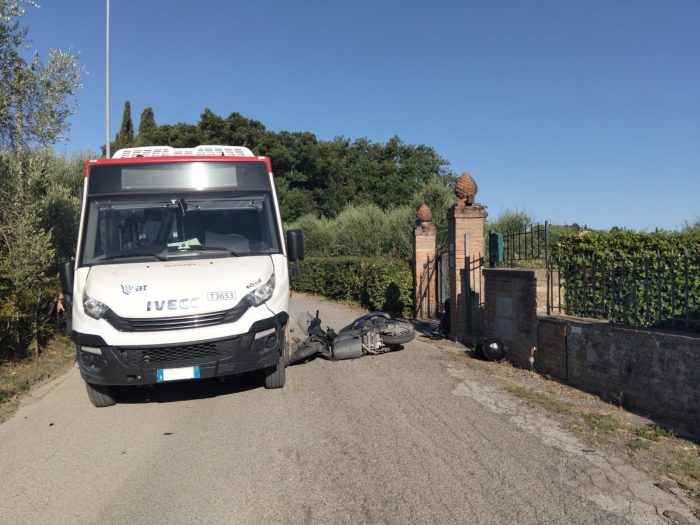Siena, scontro tra un pollicino e uno scooter in strada di Certosa