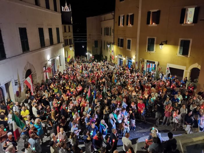 Chianciano Terme accende una luce su Gaza. Cittadini, istituzioni e associazioni insieme alla fiaccolata per la pace