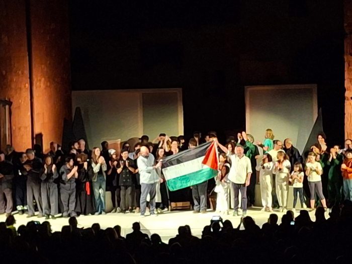 Monticchiello, cala il sipario sulla 59ª edizione del Teatro Povero: “La Casa Silente” conquista il pubblico e lancia un messaggio di pace