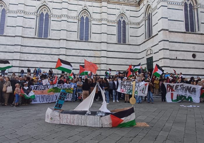 Siena, in 400 in piazza per la Global Sumud Flotilla: “Fermare il genocidio a Gaza”