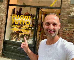 Siena, via Montanini saluta un altro storico negozio dopo 16 anni di attività. Leonardi: "Essere bottegaio è stato il mio sogno"