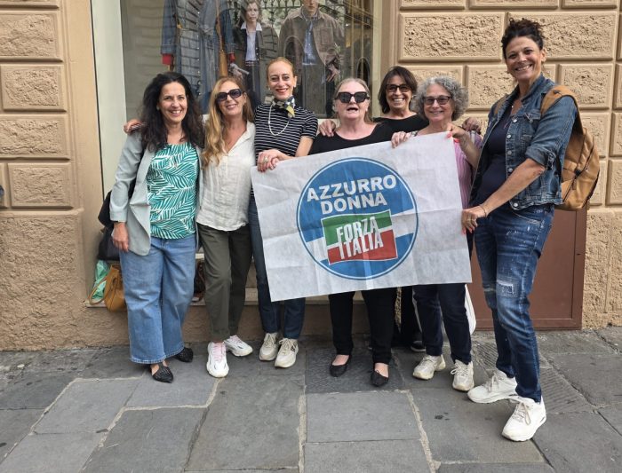 Azzurro Donna porta ad Abbadia San Salvatore il gazebo contro la violenza