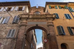 Siena: Accordo tra Comune e Kamullia Ets per il restauro dell&rsquo;Arco di Fontegiusta