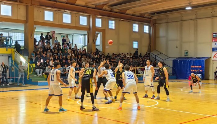 Basket, la Vismederi Costone Siena espugna il PalaDonBosco: 68-82 contro il College Basketball Borgomanero