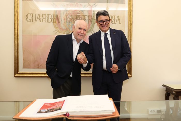 Laurea ad honorem di UniSi a McCurry: "La fotografia pu&ograve; dare voce a chi non ce l&rsquo;ha"