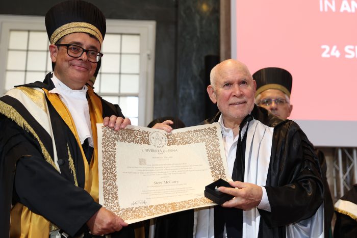 Università di Siena: laurea ad honorem a Steve McCurry, narratore per immagini del tempo e del mondo contemporaneo