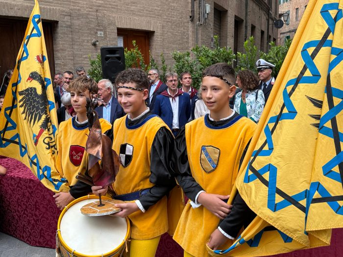 Palio di Siena, la Nobile Contrada dell'Aquila vince il Minimasgalano 2025
