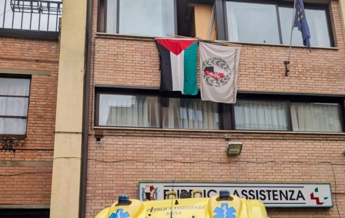 La Pubblica Assistenza di Siena alza la bandiera palestinese