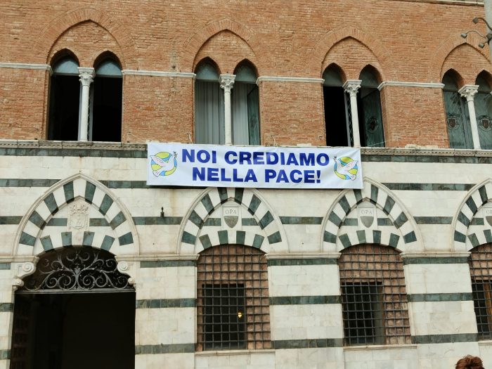Siena: sul Palazzo Arcivescovile lo striscione con la scritta "Noi crediamo nella pace!"