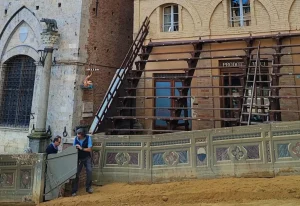 Palio di luglio. Bambini nei palchi del Comune per la prova
