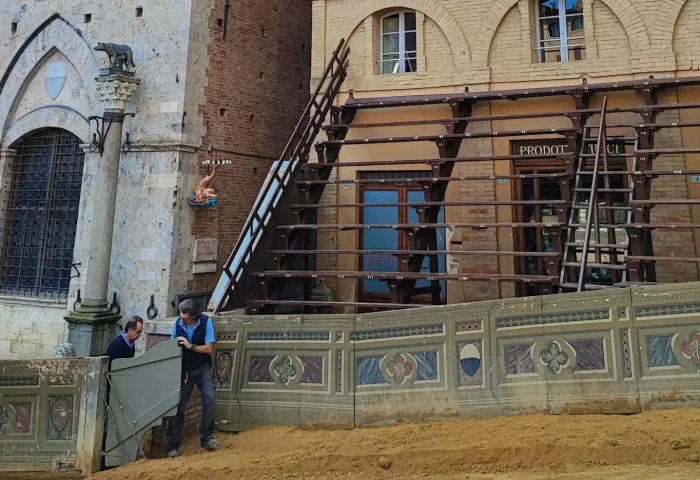Palio di luglio. Bambini nei palchi del Comune per la prova