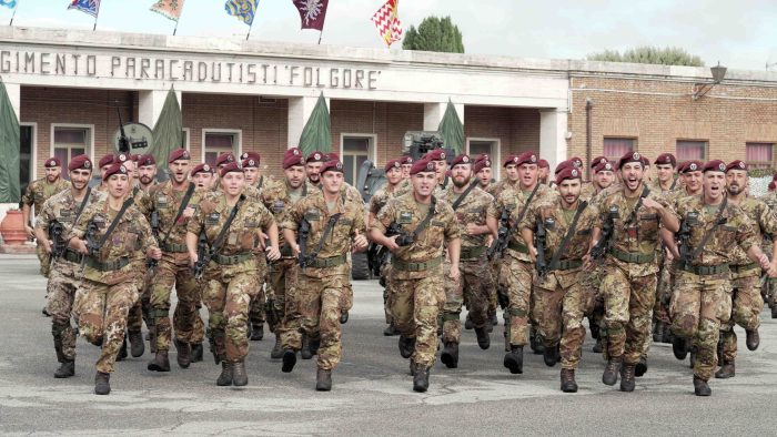 Milano si rinforza, arrivano da Siena 500 paracadutisti della Folgore