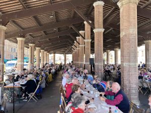 Giovani e anziani a tavola sotto il Tartarugone: il 12 settembre torna "A pranzo co&rsquo; nonni"