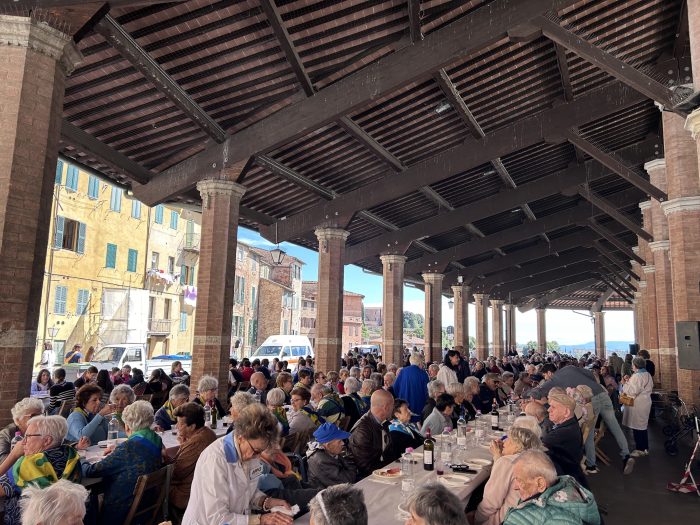Giovani e anziani a tavola sotto il Tartarugone: si rinnova l’appuntamento “A pranzo co’ nonni”