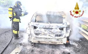Incendio sull'A1, auto in fiamme al Km 406