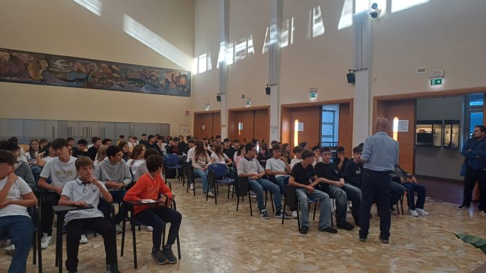 Siena, primo giorno di scuola con il cellulare bandito in classe: più attenzione e meno dipendenza