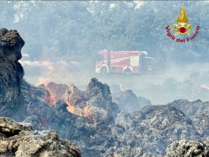 Incendio di rotoballe di fieno ad Asciano: i Vigili del fuoco al lavoro