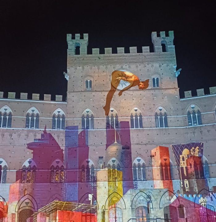 Ars Lucis: la Torre del Mangia si accende di luce e bellezza per i 700 anni e inaugura il Siena Awards 2025