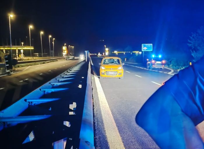 Contromano sulla Siena-Bettolle, ubriaco e senza patente: denunciato un 57enne