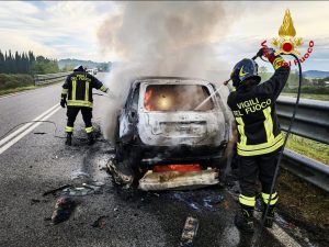 Auto in fiamme a Serre di Rapolano, intervengono i Vigili del Fuoco