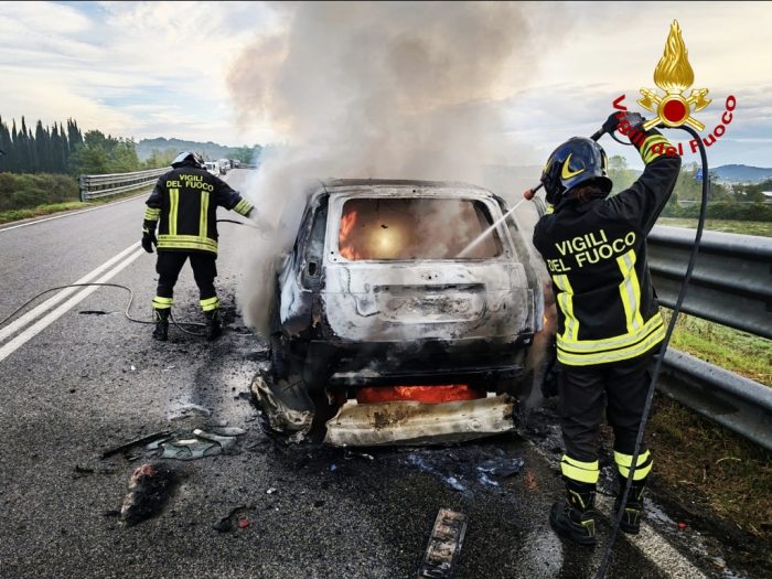 Auto in fiamme a Serre di Rapolano, intervengono i Vigili del Fuoco