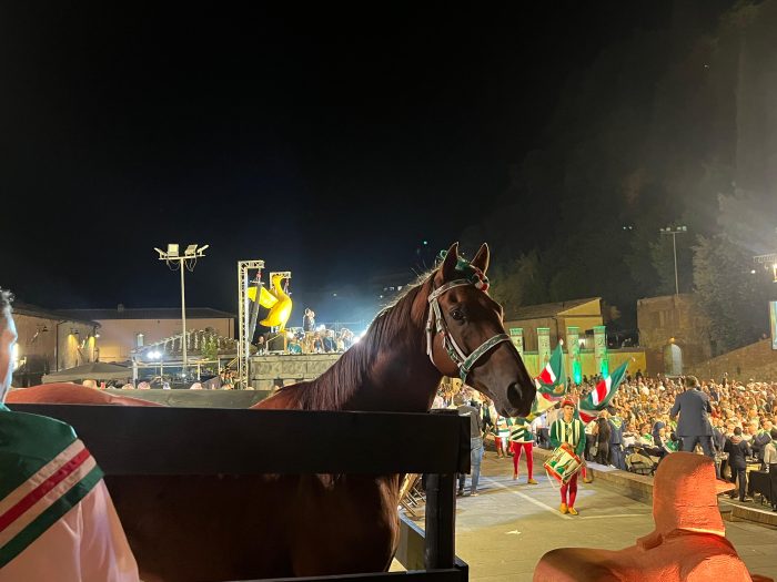 L'Oca celebra la vittoria del Palio di luglio, in oltre 2200 a tavola alle fonti di Fontebranda