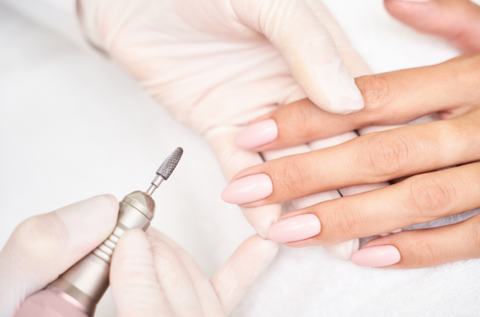 Smalti semipermanenti, addio al TPO. Clienti preoccupate ma le estetiste senesi rassicurano: "Manicure non a rischio"