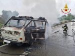 Incendio sulla Siena-Grosseto, furgone camperizzato completamente distrutto. Salva una coppia di turisti tedeschi