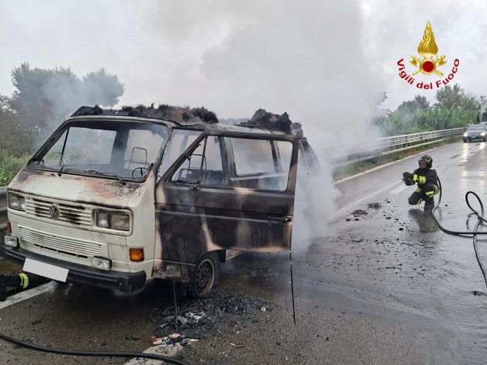 Incendio sulla Siena-Grosseto, furgone camperizzato completamente distrutto. Salva una coppia di turisti tedeschi