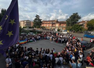 Colle Val d'Elsa, flashmob degli studenti del Liceo Volta per Gaza: un messaggio di solidariet&agrave; e pace