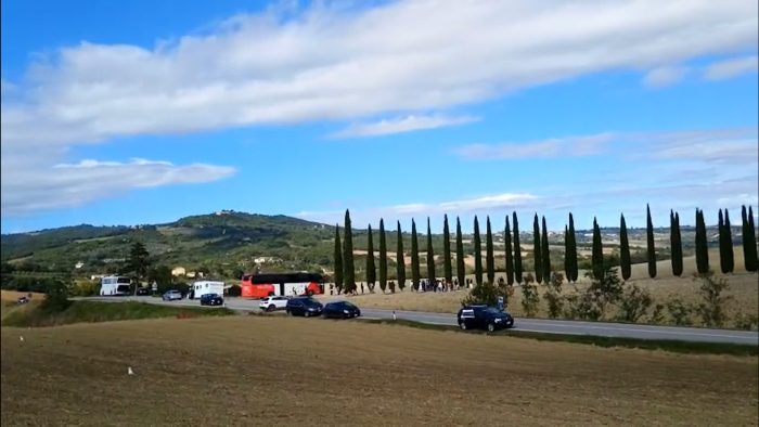 Val d’Orcia, il paradosso del paradiso: l’overtourism trasforma la cartolina in un disagio quotidiano