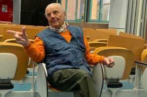 Siena, affluenza lenta ma un grande esempio di civismo: Luciano Ghezzi, 99 anni, al seggio per votare