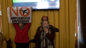 Approvata la mozione per il rilancio dell’aeroporto di Ampugnano. In Consiglio Comunale la protesta del Comitato “AmpugnaNO”