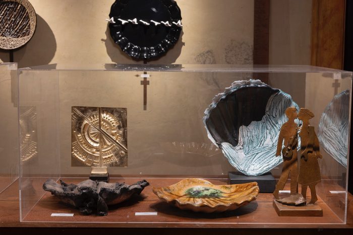 La ceramica si fa arte: la raccolta della Nobile Contrada del Nicchio incanta a Forme nel Verde 2025