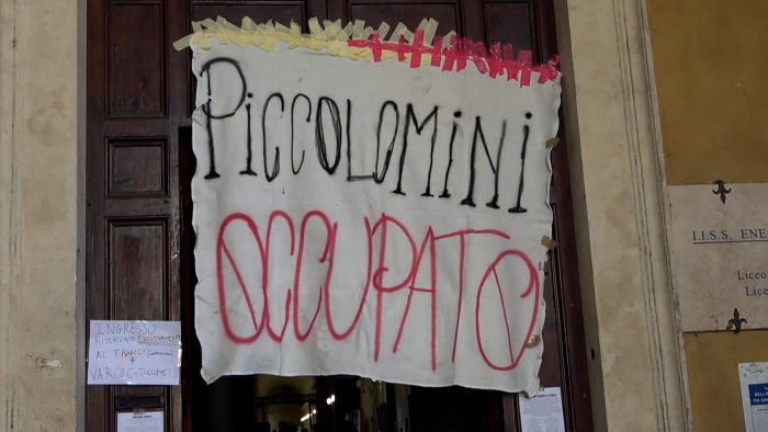 Non per fermare la scuola, ma per farla vivere: a Siena gli studenti occupano in nome della pace e del dialogo