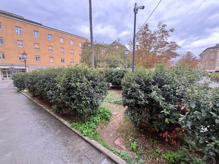 Decoro urbano a Siena, intervento straordinario di bonifica e controllo in piazza Gramsci